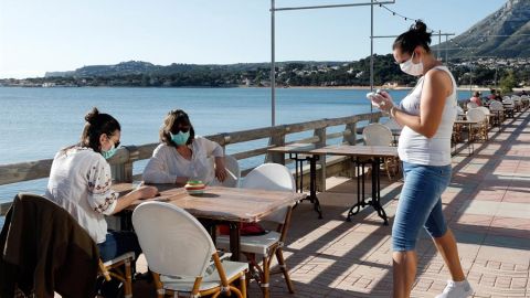 Clientas en una terraza de la localidad alicantina de Denia, que este lunes inicia la fase 1