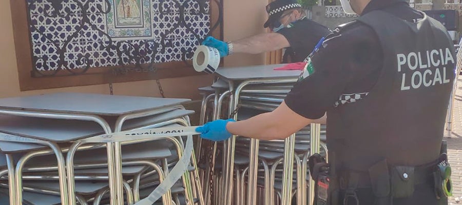 La Policía Local de Almería precinta un conocido quiosco hostelero por “carecer de licencia de terraza” La Policía Local de Almería precinta un conocido quiosco hostelero por “carecer de licencia de terraza”