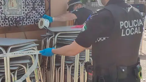 La Policía Local de Almería precinta un conocido quiosco hostelero La Policía Local de Almería precinta un conocido quiosco hostelero