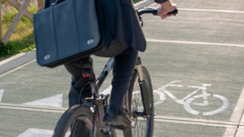 Bicicleta por una ciudad. Bicicleta por una ciudad.