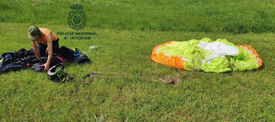 Imagen facilitada por la Policía Nacional del hombre multado por saltarse el confinamiento para sobrevolar Oviedo en parapente Imagen facilitada por la Policía Nacional del hombre multado por saltarse el confinamiento para sobrevolar Oviedo en parapente