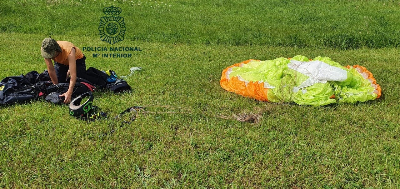 Multado por saltarse el confinamiento para sobrevolar Oviedo en parapente Multado por saltarse el confinamiento para sobrevolar Oviedo en parapente