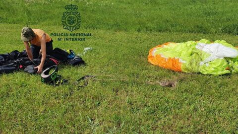 Imagen facilitada por la Polic&iacute;a Nacional del hombre multado por saltarse el confinamiento para sobrevolar Oviedo en parapente