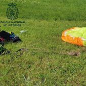 Imagen facilitada por la Policía Nacional del hombre multado por saltarse el confinamiento para sobrevolar Oviedo en parapente