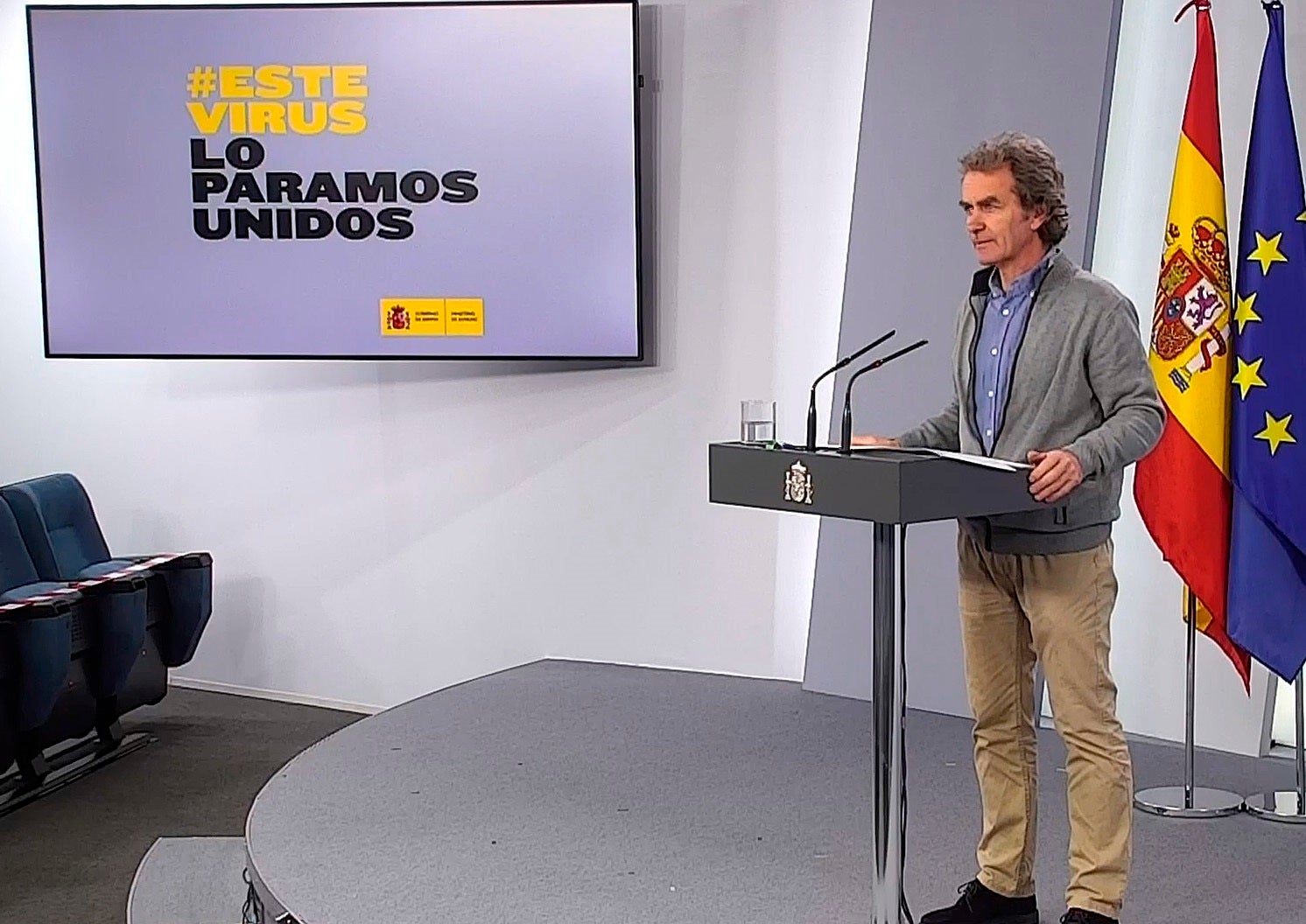 Fernando Simón: "Las mascarillas FFP2 no están recomendadas para la población general pero sí sería importante que la lleve una persona vulnerable" Fernando Simón: "Las mascarillas FFP2 no están recomendadas para la población general pero sí sería importante que la lleve una persona vulnerable"