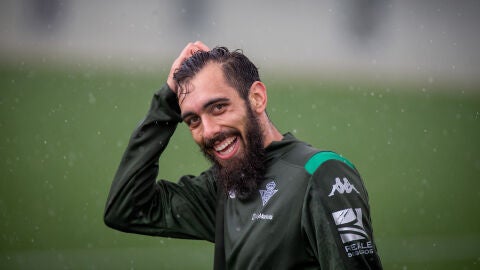 Borja Iglesias sonr&iacute;e, bajo la lluvia, en la Ciudad Deportiva Luis del Sol.