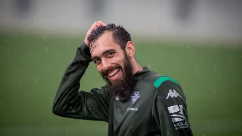Borja Iglesias sonríe, bajo la lluvia, en la Ciudad Deportiva Luis del Sol. Borja Iglesias sonríe, bajo la lluvia, en la Ciudad Deportiva Luis del Sol.