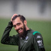 Borja Iglesias sonríe, bajo la lluvia, en la Ciudad Deportiva Luis del Sol.