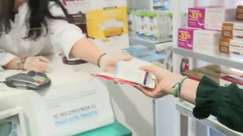 1.700 mascarillas por minuto en el reparto gratuito en las farmacias de Madrid contra el coronavirus