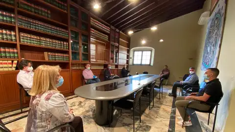 Mamen Sánchez y José Antonio Díaz, durante la reunión con los hosteleros Mamen Sánchez y José Antonio Díaz, durante la reunión con los hosteleros