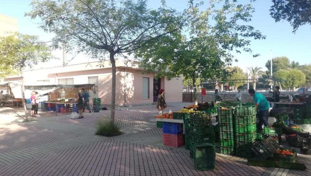 Mercadillo de San Crispín en el CP Eugeni d'Ors de Elche.