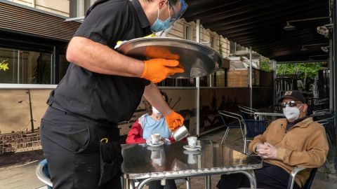 Vista de una terraza de Santander este lunes, en el primer d&iacute;a de la fase 1 de la desescalada