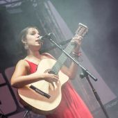 Ángela González en un concierto con su guitarra.