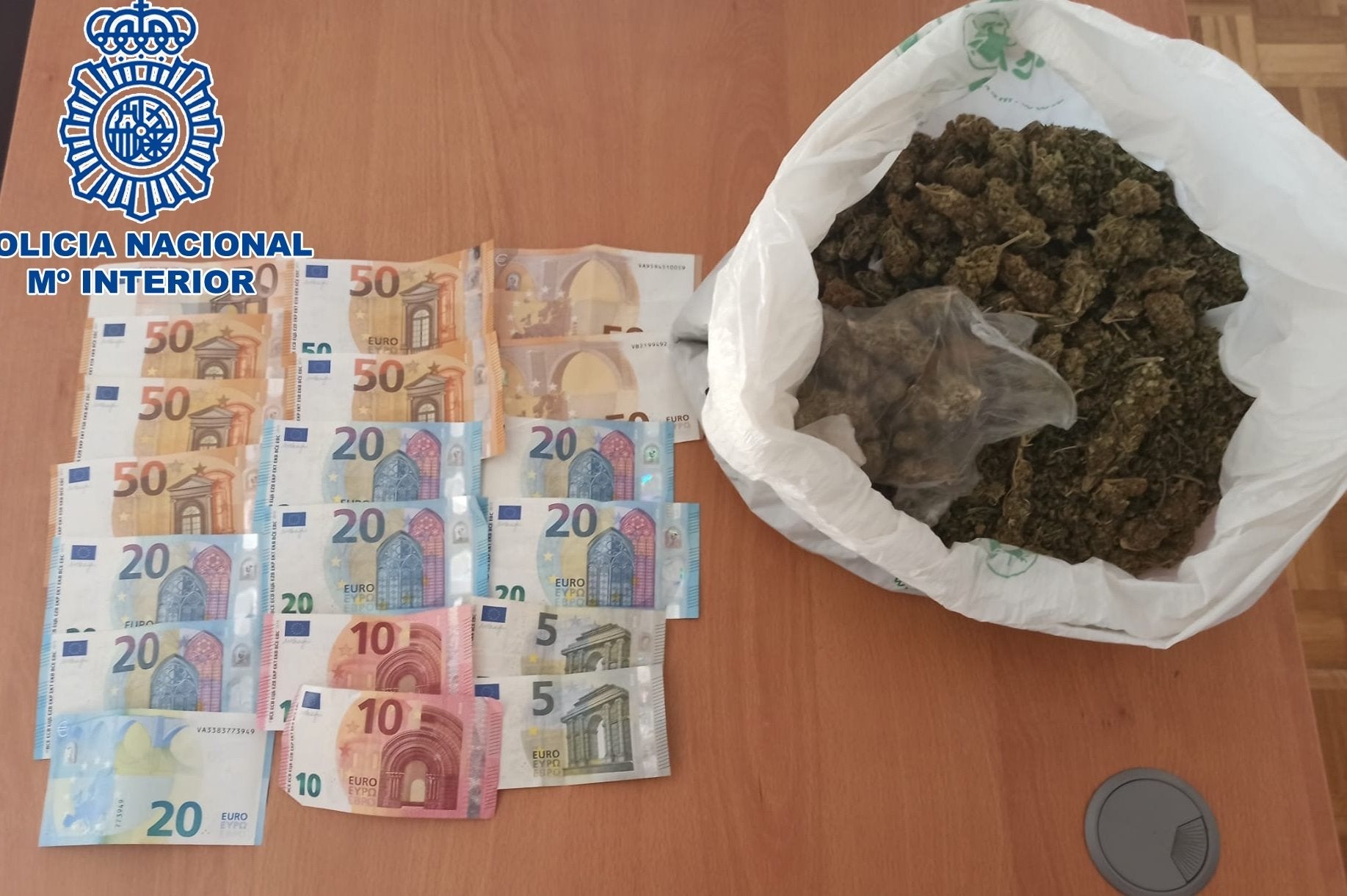 La Policía Nacional arresta en dos controles en Elda a tres personas con medio kilo de marihuana La Policía Nacional arresta en dos controles en Elda a tres personas con medio kilo de marihuana