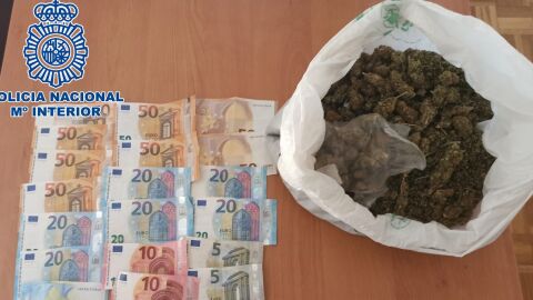 Dinero en efectivo y marihuana intervenidas por la Polic&iacute;a Nacional en Elda.
