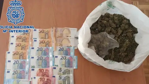 Dinero en efectivo y marihuana intervenidas por la Policía Nacional en Elda. Dinero en efectivo y marihuana intervenidas por la Policía Nacional en Elda.