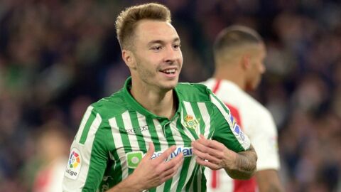 Loren Mor&oacute;n celebra un tanto en un derbi.