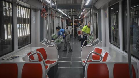 Labores de desinfecci&oacute;n en el metro de Sevilla
