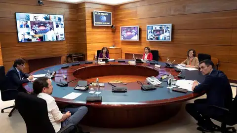 El presidente del Gobierno, Pedro Sánchez (d), preside la reunión del Consejo de Ministros celebrada el pasado viernes en Moncloa. El presidente del Gobierno, Pedro Sánchez (d), preside la reunión del Consejo de Ministros celebrada el pasado viernes en Moncloa.