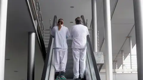 Dos enfermeros conversan