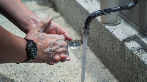 Lavarse las manos con frecuencia ayuda a protegerse contra la infecci&oacute;n por Covid-19