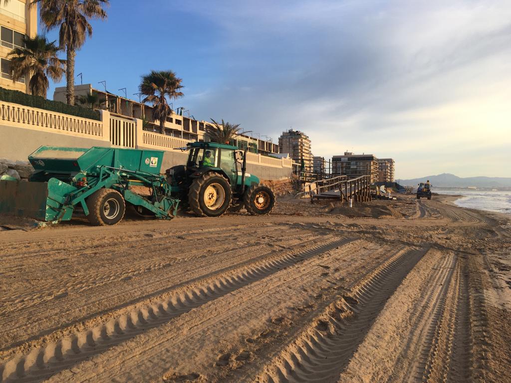 Elche inicia el acondicionamiento de las playas para que estén dispuestas cuando se puedan volver a abrir Elche inicia el acondicionamiento de las playas para que estén dispuestas cuando se puedan volver a abrir