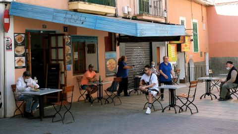 Clientes en la terraza de un bar de Palma. 