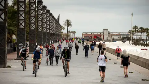 Haciendo deporte y paseando Haciendo deporte y paseando