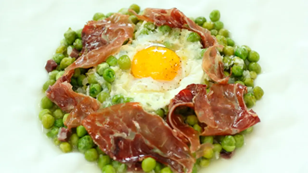 Guisantes con huevos escalfados Guisantes con huevos escalfados