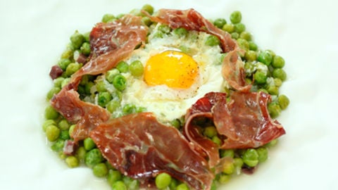 Guisantes con huevos escalfados