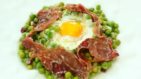 Guisantes con huevos escalfados Guisantes con huevos escalfados