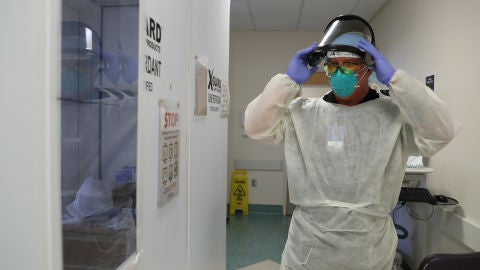 Imagen de un sanitario con EPI