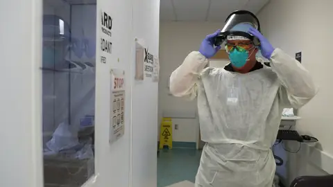 Imagen de un sanitario con EPI Imagen de un sanitario con EPI