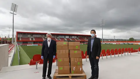 La Fundación Atlético de Madrid dona mascarillas a Alcalá de Henares Llegan las 20.000 mascarillas al Wanda Alcalá
