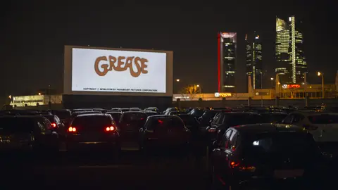 Imagen nocturna del Autocine Madrid RACE, en la capital de España, durante una proyección de 'Grease' Imagen nocturna del Autocine Madrid RACE, en la capital de España, durante una proyección de 'Grease'