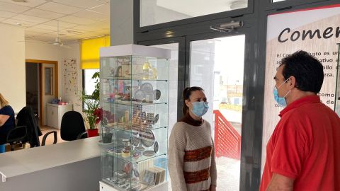 Dos personas en la sede de C&aacute;ritas Elche.