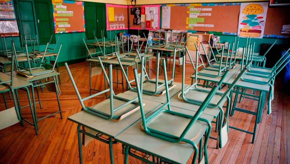 Imagen de un aula vacía en un colegio público de Madrid