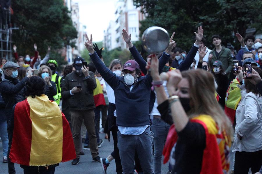 Los vecinos del barrio Salamanca y Aravaca se concentran en la calle contra el Gobierno de Pedro Sánchez Los vecinos del barrio Salamanca y Aravaca se concentran en la calle contra el Gobierno de Pedro Sánchez