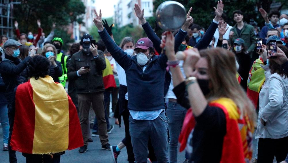 Vecinos del madrileño barrio de Salamanca participan en una protesta contra el Gobierno en plena crisis del coronavirus