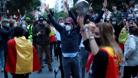 Vecinos del madrile&ntilde;o barrio de Salamanca participan en una protesta contra el Gobierno en plena crisis del coronavirus
