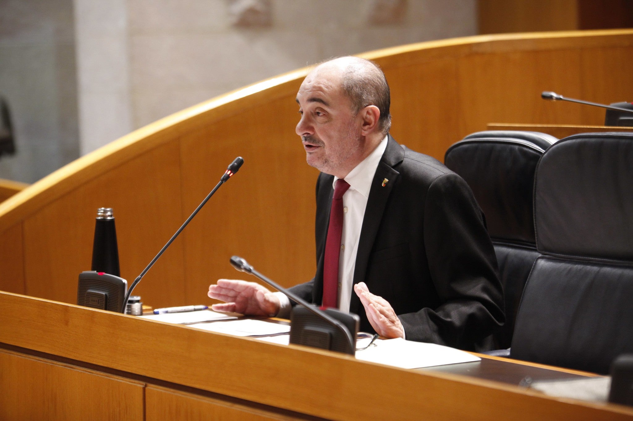 Lambán defiende su gestión de la crisis en las Cortes Lambán defiende su gestión de la crisis en las Cortes