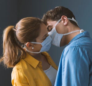Beso con mascarillas Beso con mascarillas