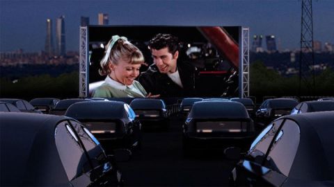 Recreaci&oacute;n publicitaria de un autocine en Madrid, con 'Grease' en la pantalla