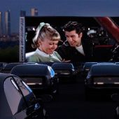 Recreación publicitaria de un autocine en Madrid, con 'Grease' en la pantalla