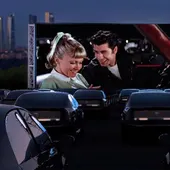 Recreación publicitaria de un autocine en Madrid, con 'Grease' en la pantalla Recreación publicitaria de un autocine en Madrid, con 'Grease' en la pantalla