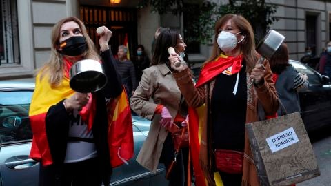 Vecinas del madrile&ntilde;o barrio de Salamanca participan en una protesta contra el Gobierno por su gesti&oacute;n en la crisis del coronavirus, ayer en Madrid