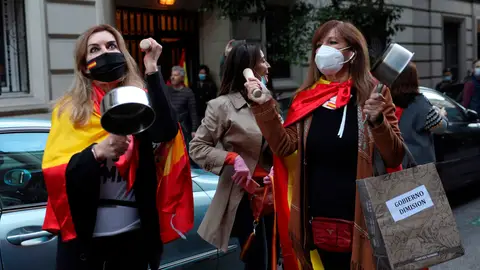 Vecinas del madrileño barrio de Salamanca participan en una protesta contra el Gobierno por su gestión en la crisis del coronavirus, ayer en Madrid Vecinas del madrileño barrio de Salamanca participan en una protesta contra el Gobierno por su gestión en la crisis del coronavirus, ayer en Madrid