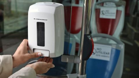 Zaragoza es pionera en la instalaci&oacute;n de gel hidroalcoh&oacute;lico en autobuses y tranv&iacute;a