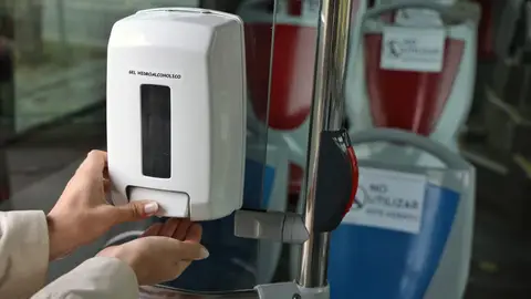 Zaragoza es pionera en la instalación de gel hidroalcohólico en autobuses y tranvía Zaragoza es pionera en la instalación de gel hidroalcohólico en autobuses y tranvía