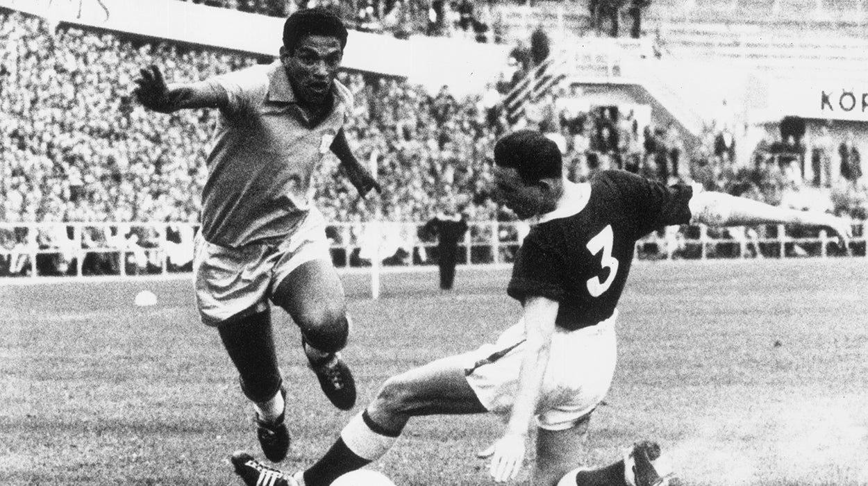 Historia de Garrincha, que tenía 6 cm una pierna más corta que la otra Historia de Garrincha, que tenía 6 cm una pierna más corta que la otra